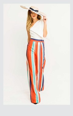 Comprar online conjunto de pantalon de rayas verticales con top asimetrico blanco para invitada de boda bautizo comunion evento fiesta de apparentia collection