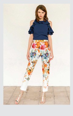 Pantalon pitillo de estampado de flores de colores de talle alto con blusa azul marino de volantes en los hombros para invitada de boda bautizo comunion convencion cena de empresa de apparentia collection