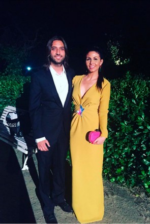 sara verdasco en la fiesta de yo dona con vestido largo mostaza con pajaros bordados de apparentia