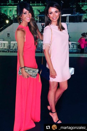 Sonia Gonzalez Tarruella con vestido corto rosa con flecos en el desfile de telva