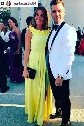 Marta Castro con el vestido rodhante amarillo con Fonsi Nieto en la boda de Kiko Matamoros y Makoke