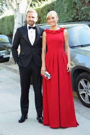 Lujan Arguelles con vestido rhodante rojo y clutch de arana fiesta Emilio Suarez