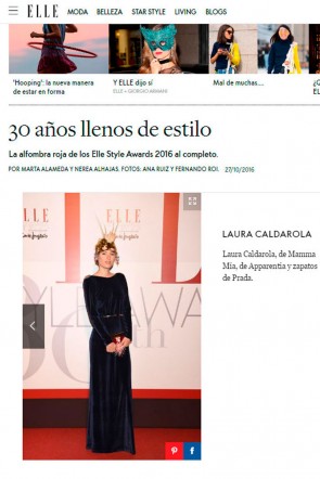 Laura Caldarola con vestido largo azul de terciopelo y clutch joya de buho y plumas de apparentia