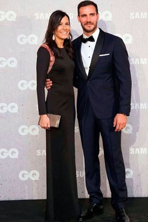 celia mujer de saul cravioto piraguista olimpico con vestido negro largo neopreno marsella de apparentia en gala gq