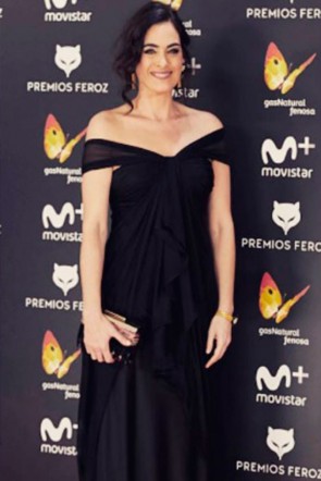 la actriz y presentadora rocio munoz en los premios feroz con clutch de plumas de apparentia