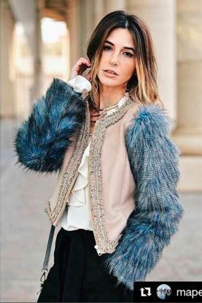 la blogger de mapetitebyana con chaqueta ante y mangas pelo de apparentia