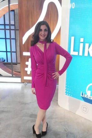 espido freire en el programa de movistar likes con el vestido frambuesa de apparentia