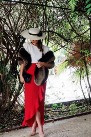 jessie chanes con blusa blanca y falda midi roja y canotier de apparentia como invitada de boda