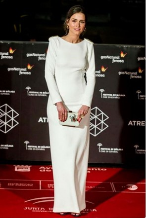 actriz clara mendez en el festival de malaga con vestido nox blanco de apparentia