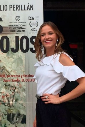 Lucia guerrero actriz presentacion pelicula con blusa blanca brisa volantes apparentia