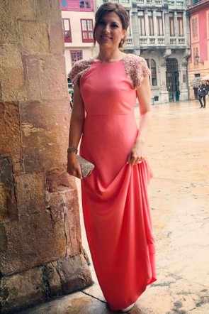 la escritora y blogger isasaweis con vestido largo coral briza y hombreras de lentejuelas de apparentia de boda