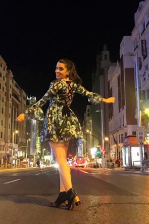 la actriz nuria herrero con vestido estampado corto de vuelo espalda premiere pelicula la llamada