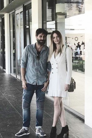 la actriz arancha marti con vestido esmoquin blanco de apparentia en el festival de cine de sitges