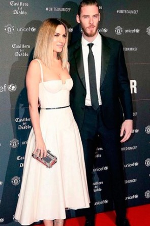 la cantante edurne con clutch multicolor de apparentia con el futbolista david de gea en el evento de unicef del master united