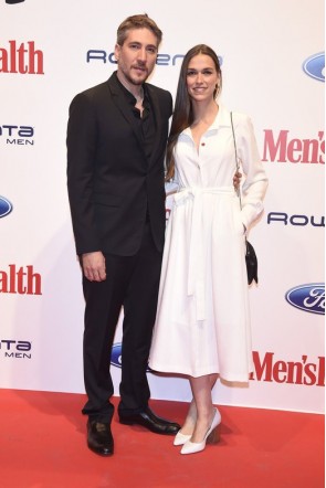 actriz-clara-mendez-leite-alberto-amman-premios-mens-health-2017-vestido-camisero-midi-blanco-apparentia