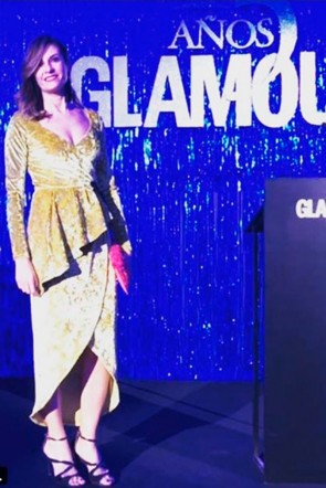 clara montoya directora comercial de glamour en la fiesta de aniversario de la revista con vestido midi terciopelo elisabeth de apparentia