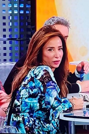 la presentadora maria patino con vestido corto estampado florence de vuelo en el programa salvame de telecinco