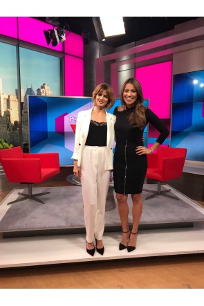 la actriz clara lago con traje blanco de pantalon y chaqueta beatrix de apparentia programa people