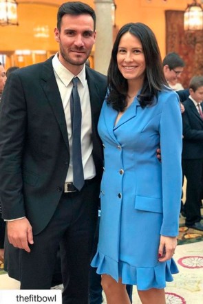 celia garcia vestido esmoquin azul de apparentia  con su marido saul craviotto masterchef celebrity medallista piraguas entrega premios nacional deporte