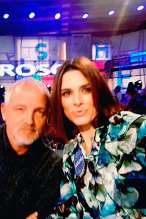 la actriz begoña maestre con blusa estampada de flores emma de apparentia en programa de telecinco pasapalabra