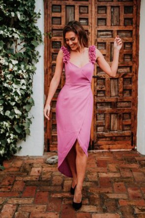 la blogger carmen catalan bridalada con vestido midi cruzado con flores frambuesa de apparentia para invitadas boda