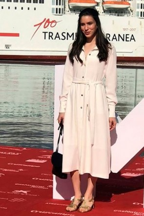 la actriz rocio molina vestido blanco camisero midi de apparentia festival de malaga