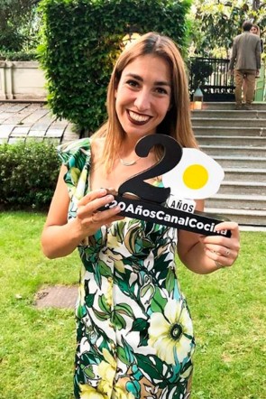 alma obregon con vestido apolo estampado de apparentia en 20 aniversario de canal cocina