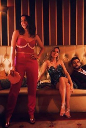 la actriz nuria herrero con traje chaqueta pantalon rosa de apparentia en fiesta 10 aniversario de Bambu producciones