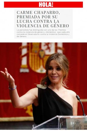 carme chaparro recogiendo galardon de violencia genero vestida con mono negro capa de apparentia