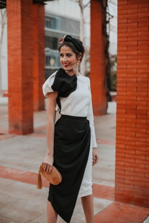 sandra majada invitada perfecta blanca en pico blanca y negra y top carlota hombro abullado blanco y negro para invitadas bodas eventos comuniones bautizos