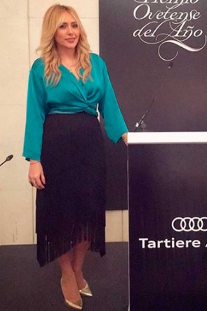 la periodista y presentadora arantxa nieto con total look de apparentia falda de flecos y top verde saten de apparentia