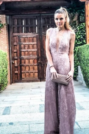 la entrenadora personal cristina diaz con vestido rosa largo con flecos tiziano de apparentia invitada de boda