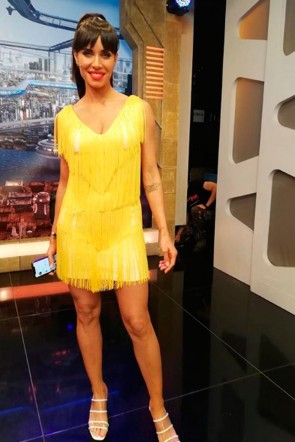 la colaboradora de el hormiguero pilar rubio con vestido de flecos amarillo de apparentia