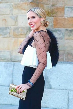 la blogger martinas wardrobe con mono dante blanco y negro con plumetti para invitadas apparentia