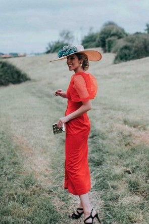 la blogger martina wardobre invitada boda con vesido midi grazia rojo plumetti apparentia