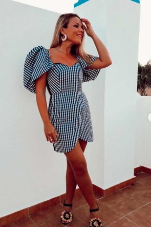 la blogger blanca algava con vestido de cuadros vichy de apparentia