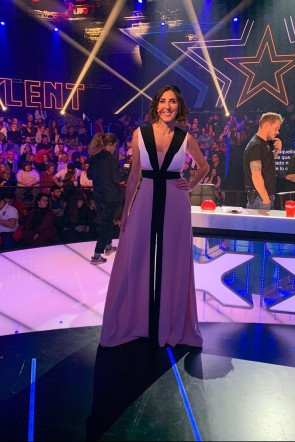 paz padilla en la semifinal del programa got talent con vestido largo tricolor de apparentia