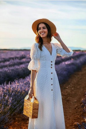 invitada perfecta con vestido troquelado blanco verano apparentia para boda madre de bautizo o comunion 