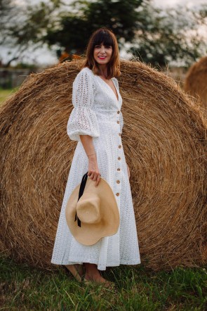 cristina mitre con vestido troquelado blanco para verano madre de bautizo comunion boda informal de apparentia