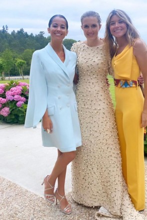 Sofía Ellar con nuestro vestido capa en azul invitada de boda