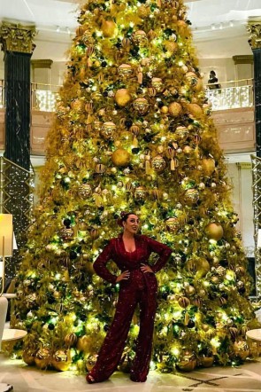 Rossy de Palma con traje de lentejuelas Ciudad Real granate en una fiesta de Navidad, Año nuevo, Nochevieja 