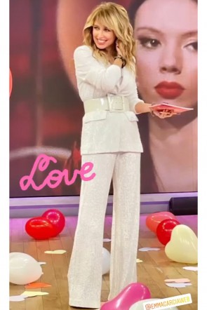 Emma García en Viva La Vida, Telecinco, con traje de lentejuelas blanco