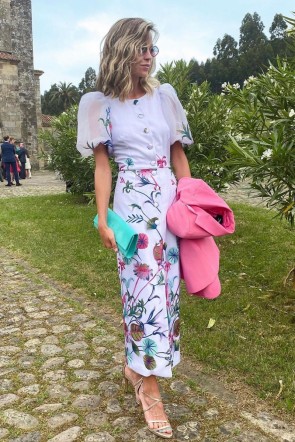 Sofía Ellar con el vestido bordado de flores Bonita como invitada de boda, evento, fiesta...