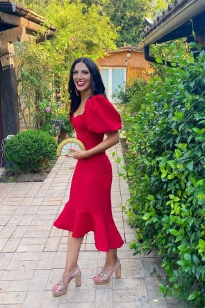 Laura @mrs_kubala con vestido rojo con volante Paros como invitada de boda, evento, fiesta