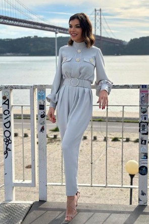 Mia Crespo @mia_crespo con mono gris Levice para un evento en Lisboa fiesta, boda