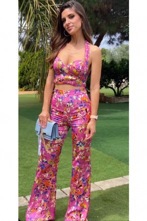 La influencer @ana_castellgo con el conjunto AMBER de top y pantalón palazzo estampado de flores