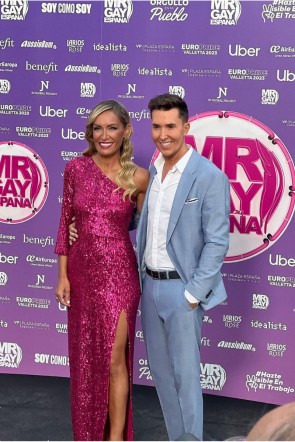 La presentadora Luján Argüelles con el vestido de lentejuelas rosa Ceuta en la final de Mr Gay Madrid