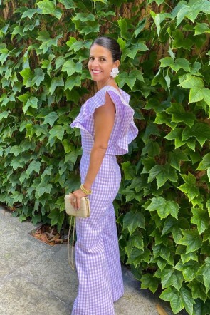 La influencer Carmen Osorio con el mono de vichy lila Rochelle de Apparentia Collection