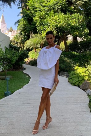 La influencer @laura_unica_ con el vestido de jacquard blanco con lazo Maxine