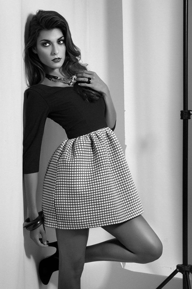 vestido con falda de vuelo blanco y negro de daluna online